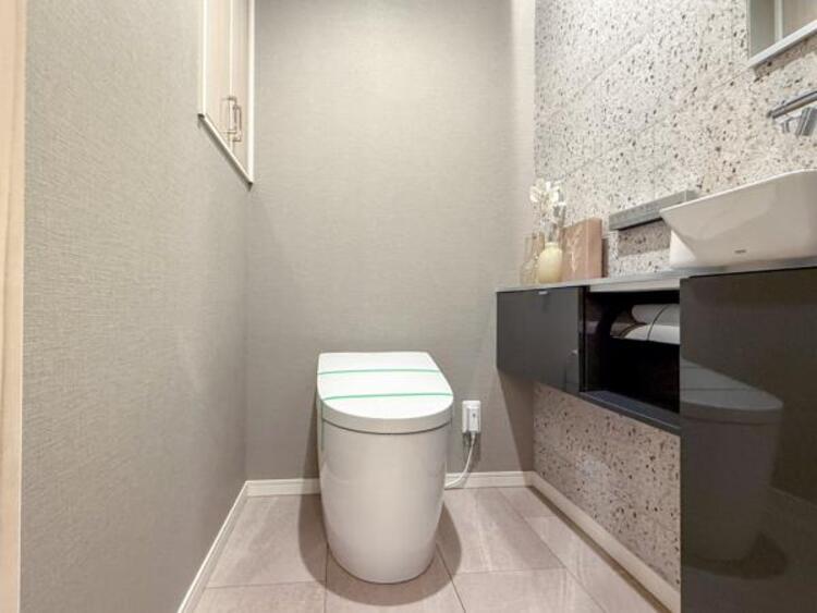 トイレ シンプルでシャープなフォルムは、そのデザイン性だけでなく汚れが拭きやすくお手入れ簡単です。