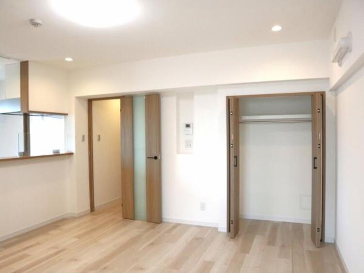 収納 クローゼットには棚やハンガーパイプが備えられているので、大切なお洋服にしわを付けずにそのまましまうことが出来ます。