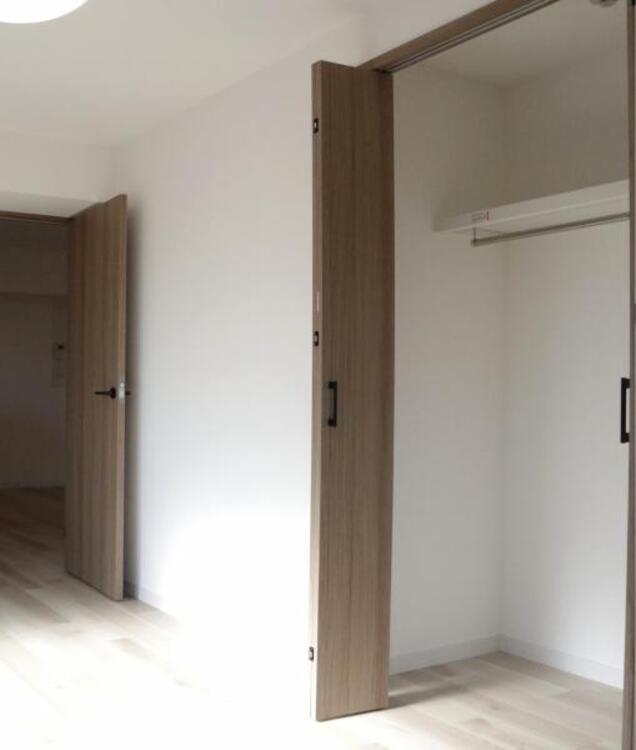 収納 クローゼットには棚やハンガーパイプが付いており、スーツや上着などがスッキリ収納可能です。