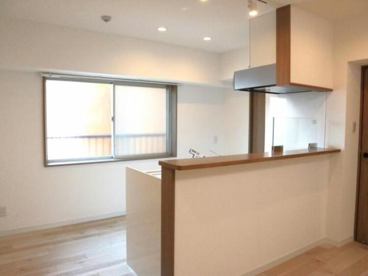 設備 対面キッチン　キッチンは、ご家族との会話が楽しめる対面カウンタータイプを採用。リビングで遊ぶお子様の様子をうかがいながらお料理もできます。頭上に棚のないオープンタイプなら開放感もいっぱい。
