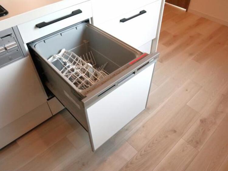 設備 食器洗浄乾燥機　食器の後片付けに便利な食器洗浄乾燥機を標準装備。ビルトインタイプなので見た目もスッキリ、特に共働き世帯のご家族には必須品です。