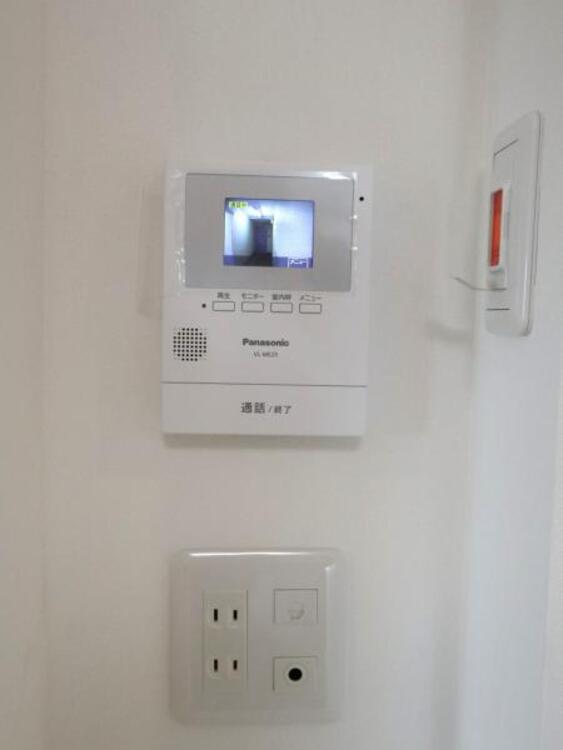 設備 TVモニター付インターホン　来訪者を鮮明な画像で確認できるTVモニター付インターホン。夜間や天候の悪い日もしっかりとチェック。特に奥様やお子様だけでの在宅が多いご家族は必需品です。録画機能付きなら後からも確認できます。