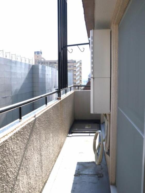 バルコニー 使い易いバルコニー。やわらかな陽射し・心地よい風。どこまでも広がる空の下、限りない開放感を味わえる空間です。