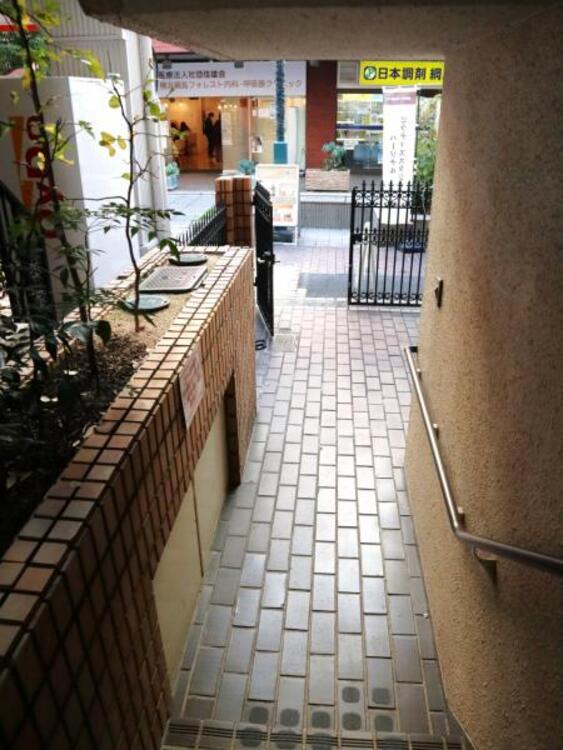 エントランス 居住者の帰り、訪れる方を優しく迎えてくれるエントランスです。