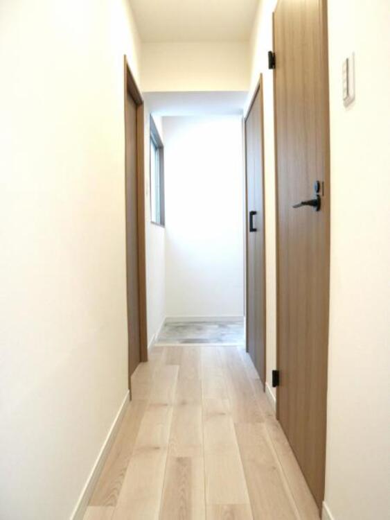 その他 窓もあり明るい落ち着いた雰囲気の玄関、家族の帰りを暖かく迎えてくれます。