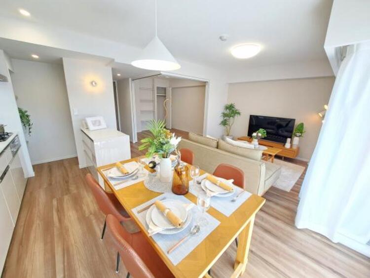 居間 LDK14.5帖　ご家族みなさんで寛げる空間をぜひ現地で体感してみてください。