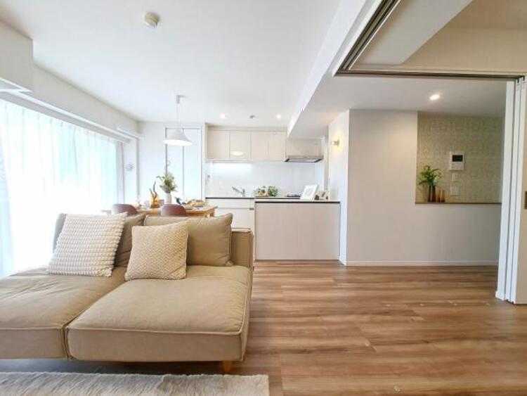 居間 LDK14.5帖　落ち着きのあるリビングです。お友達が遊びに来た時にも使えますし、ちょっと疲れた時にお昼寝できるのも嬉しいですね。