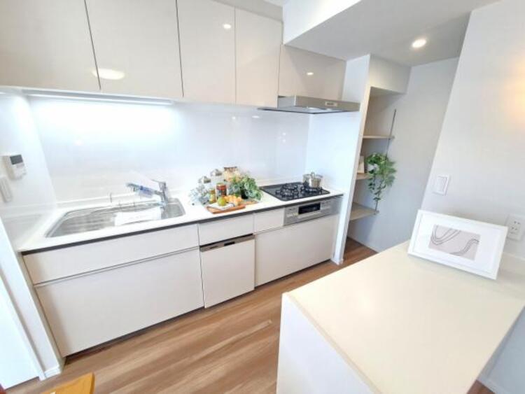 キッチン 広々としたキッチンスペース。食洗機と浄水器が付き、収納力もあるキッチンはお料理が捗ります。