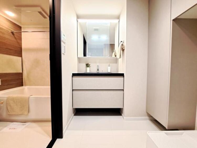 洗面 三面鏡の裏は機能的な収納を配置。コンセントも付いているため電動シェーバーや電動歯ブラシも収納できます。