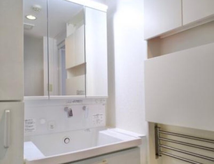 その他 清潔感を感じられる洗面化粧台。
