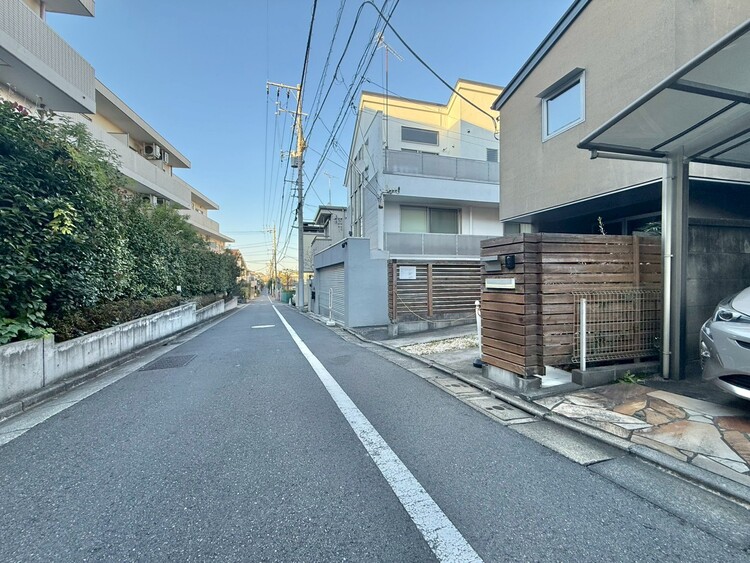 その他 閑静なエリアで、前面道路の交通量は少なく安心です。