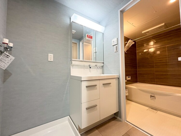 その他 清潔感を感じられる洗面化粧台。