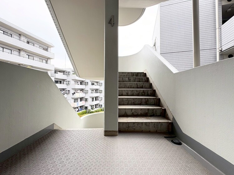 その他 共用部の階段です。明るく清潔に管理されています。