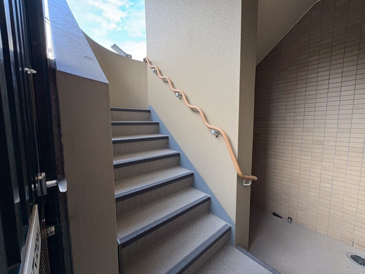 その他 共用部の階段です。明るく清潔に管理されています。