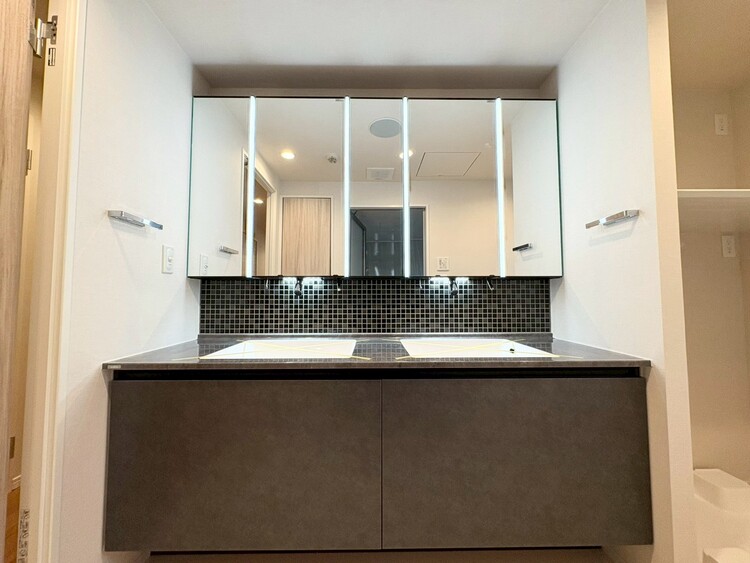その他 清潔感を感じられる洗面化粧台。