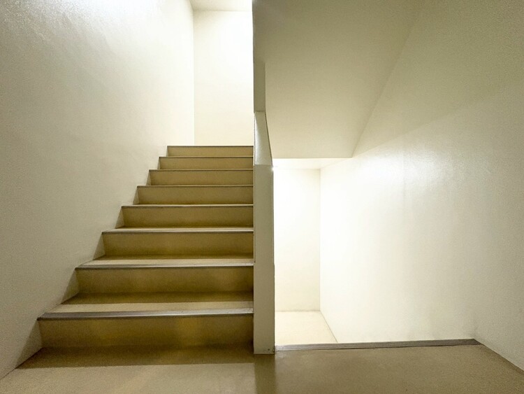 その他 共用部の階段です。明るく清潔に管理されています。