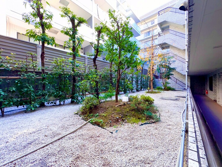 その他 マンションの敷地内には、中庭もございます。