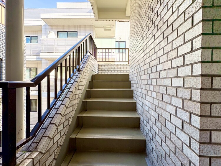 その他 共用部の階段です。明るく清潔に管理されています。