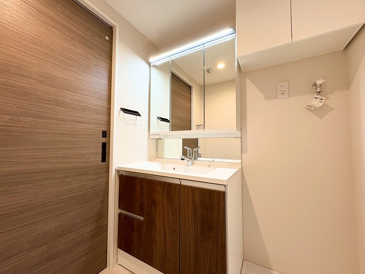 その他 清潔感を感じられる洗面化粧台。