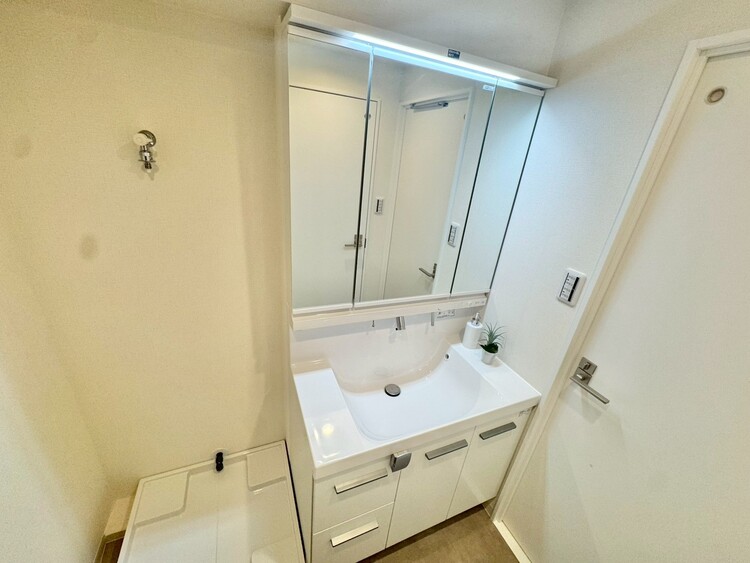 その他 清潔感を感じられる洗面化粧台。