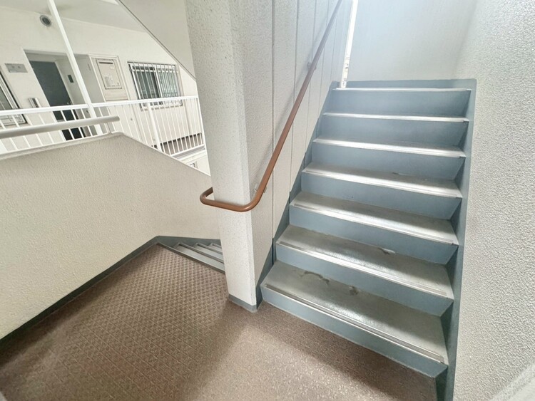 その他 共用部の階段です。明るく清潔に管理されています。