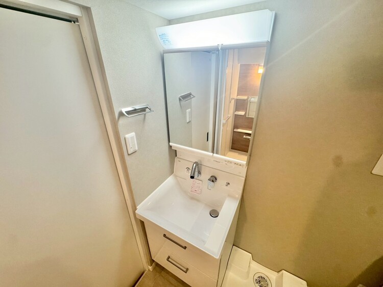 その他 清潔感を感じられる洗面化粧台。