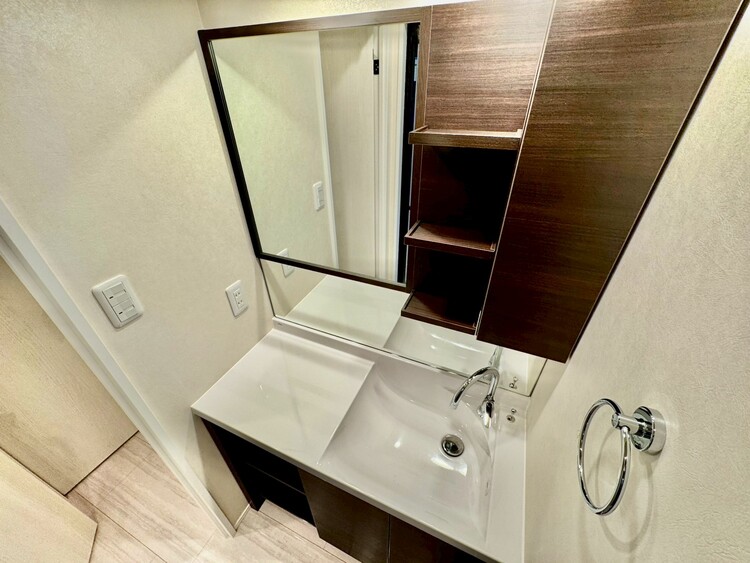 その他 清潔感を感じられる洗面化粧台。