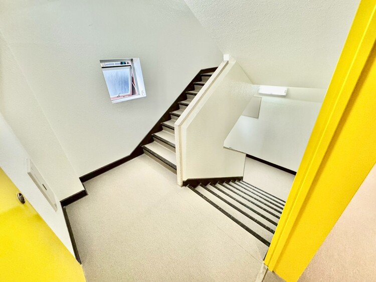 その他 共用部の階段です。明るく清潔に管理されています。