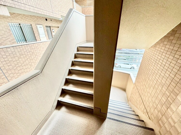 その他 共用部の階段です。明るく清潔に管理されています。