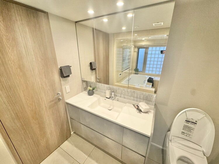 その他 清潔感を感じられる洗面化粧台。