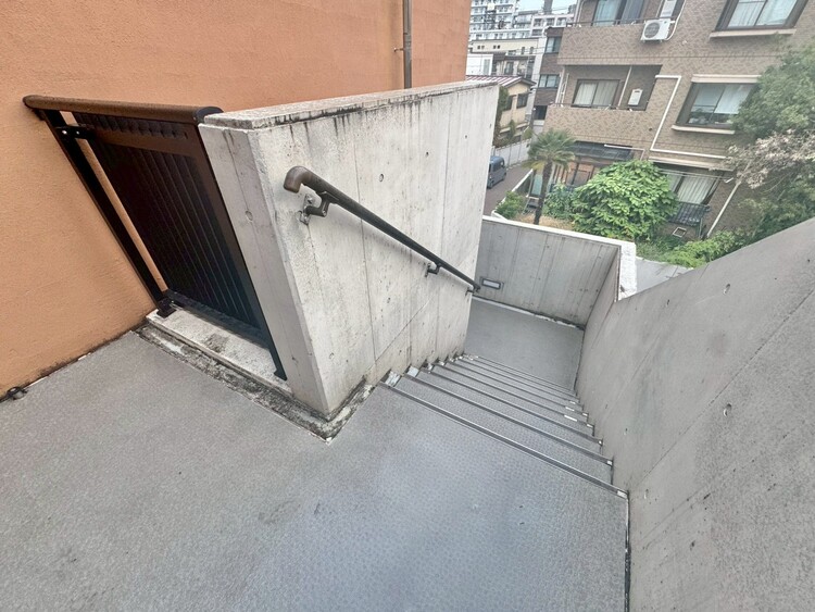 その他 共用部の階段です。明るく清潔に管理されています。