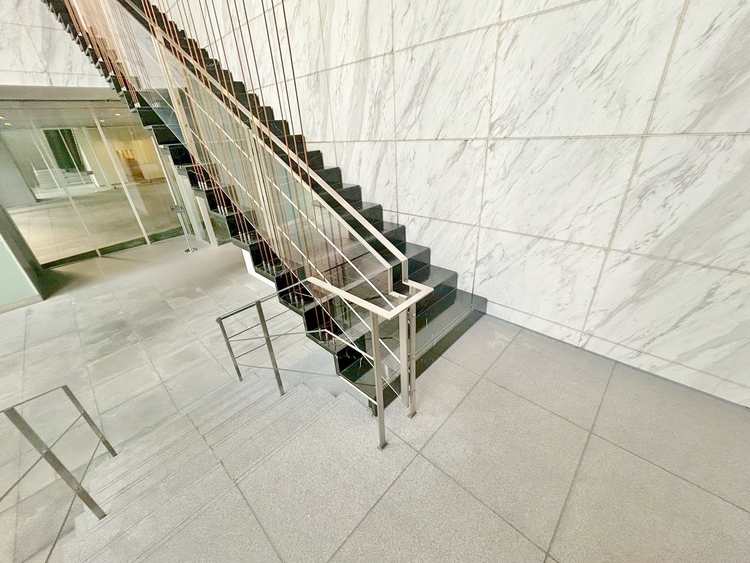 その他 共用部の階段です。明るく清潔に管理されています。