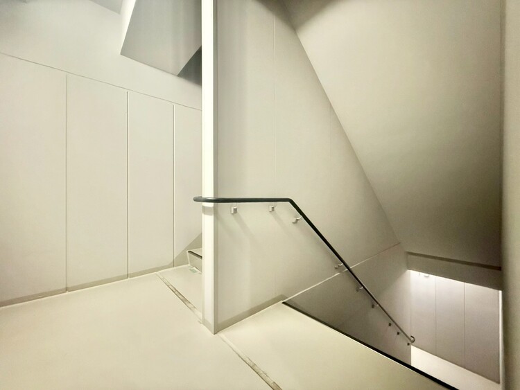 その他 共用部の階段です。明るく清潔に管理されています。