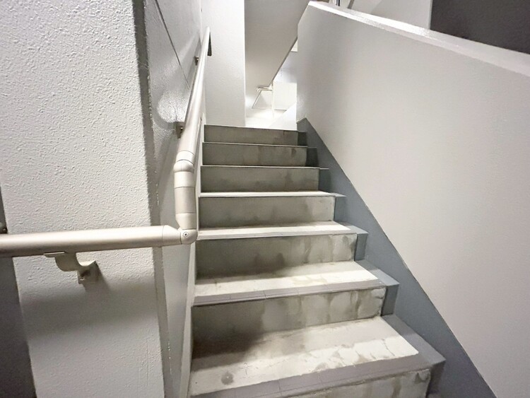 その他 共用部の階段です。明るく清潔に管理されています。