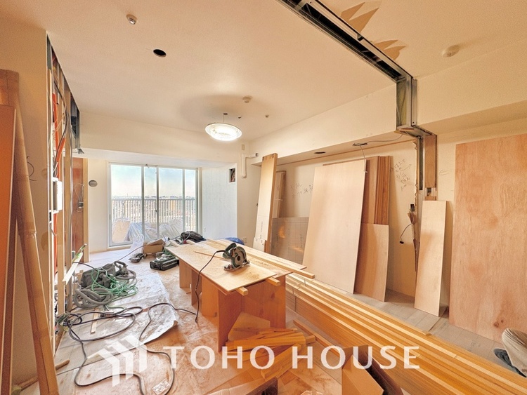 内装 《改装中》ここにはみんなが集い、食事と楽しい会話が始まる。話に夢中になりすぎて、ついつい時を忘れ夜半過ぎになってしまう。