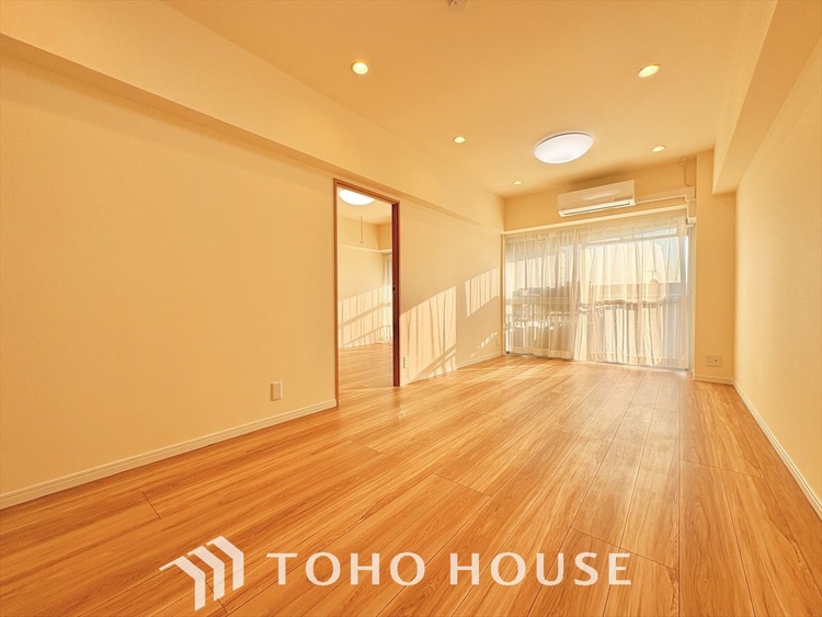 内装 ここにはみんなが集い、食事と楽しい会話が始まる。話に夢中になりすぎて、ついつい時を忘れ夜半過ぎになってしまう。そんな束の間の幸せを感じさせてくれる場所でありたい。