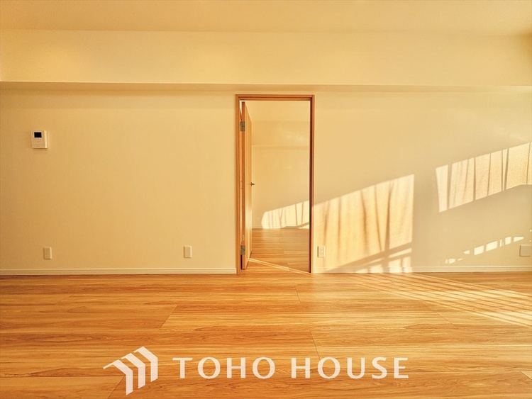 内装 ここにはみんなが集い、食事と楽しい会話が始まる。話に夢中になりすぎて、ついつい時を忘れ夜半過ぎになってしまう。そんな束の間の幸せを感じさせてくれる場所でありたい。