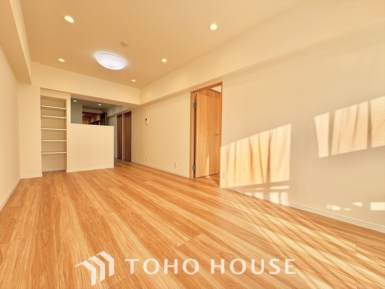 内装 ここにはみんなが集い、食事と楽しい会話が始まる。話に夢中になりすぎて、ついつい時を忘れ夜半過ぎになってしまう。そんな束の間の幸せを感じさせてくれる場所でありたい。