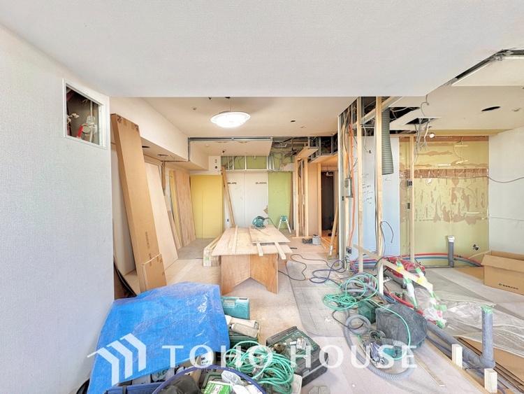 内装 《改装中》ここにはみんなが集い、食事と楽しい会話が始まる。話に夢中になりすぎて、ついつい時を忘れ夜半過ぎになってしまう。そんな束の間の幸せを感じさせてくれる場所でありたい。