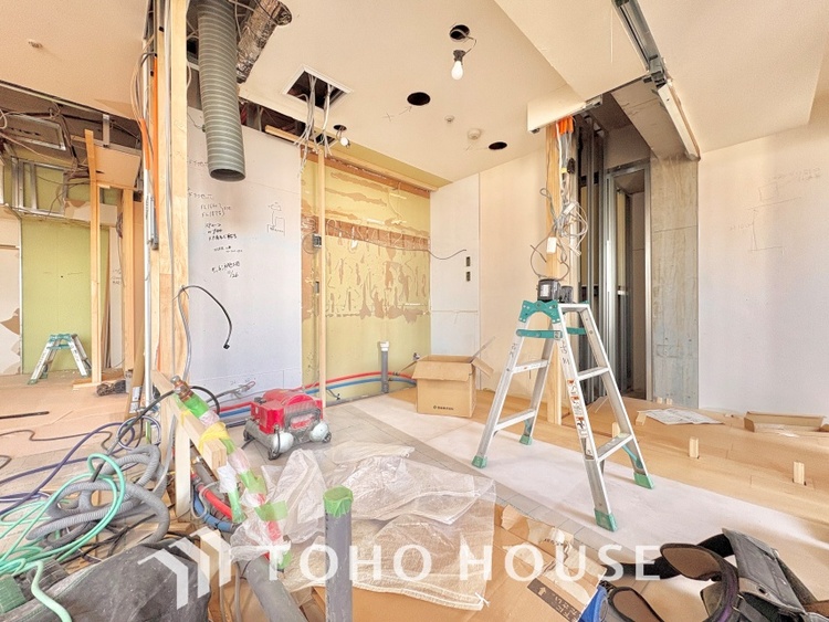 内装 《改装中》ここにはみんなが集い、食事と楽しい会話が始まる。話に夢中になりすぎて、ついつい時を忘れ夜半過ぎになってしまう。そんな束の間の幸せを感じさせてくれる場所でありたい。