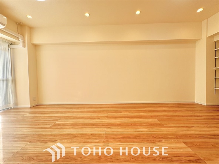 内装 ここにはみんなが集い、食事と楽しい会話が始まる。話に夢中になりすぎて、ついつい時を忘れ夜半過ぎになってしまう。そんな束の間の幸せを感じさせてくれる場所でありたい。