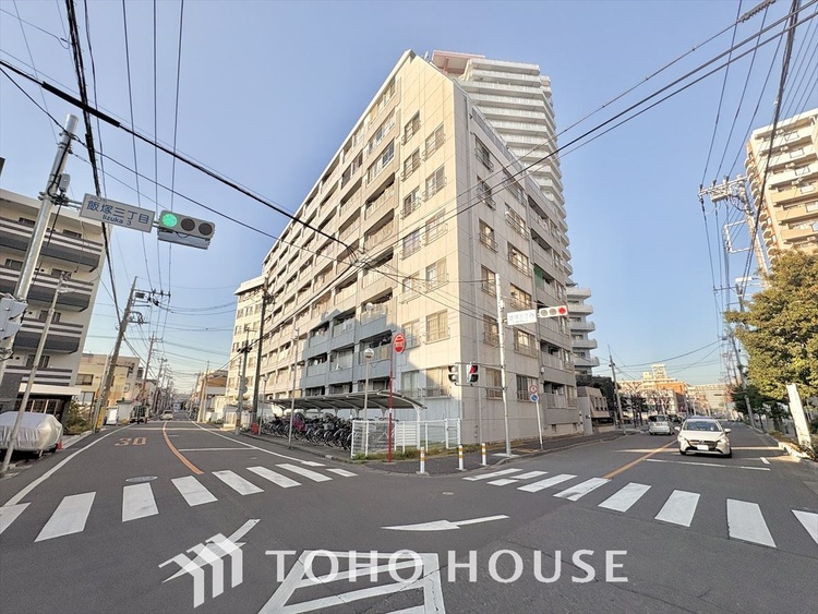 外観 ほんの少しのこだわり。ちょっとした色使いがその家がもつ雰囲気、趣（おもむき）を携え、暮らす家族や訪ねてくる友人・知人に新鮮な香りを運んできます。