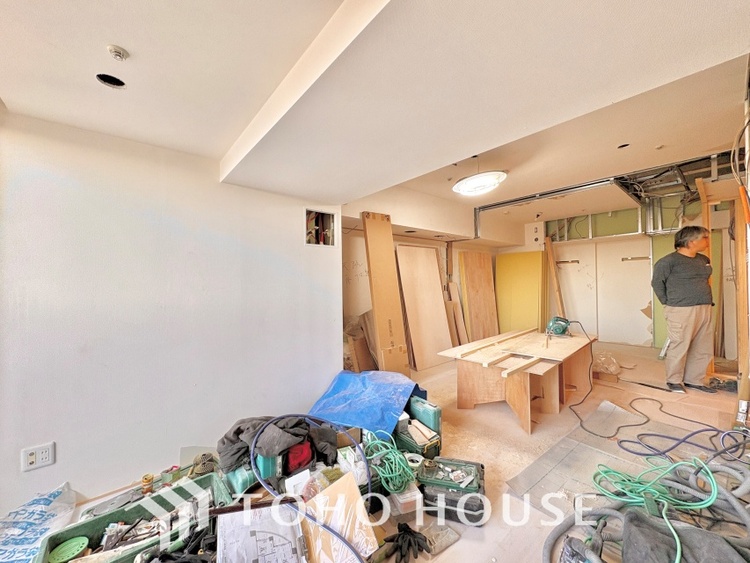 内装 《改装中》ここにはみんなが集い、食事と楽しい会話が始まる。話に夢中になりすぎて、ついつい時を忘れ夜半過ぎになってしまう。そんな束の間の幸せを感じさせてくれる場所でありたい。