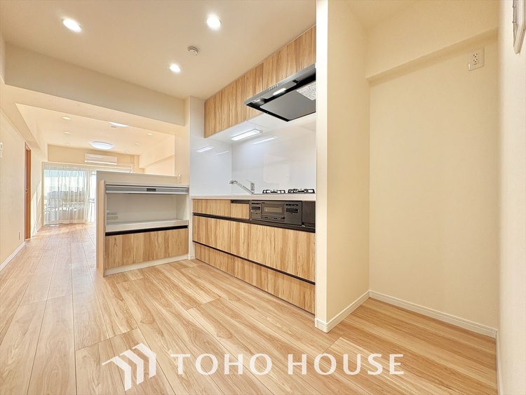 キッチン 【Kitchen】調理しながらもご家族のお顔が見れるカウンターキッチン。ついつい料理中お子様の様子が気になるもの。安心してお料理に取り組んでいただけます。会話だって自然とはずむはず。