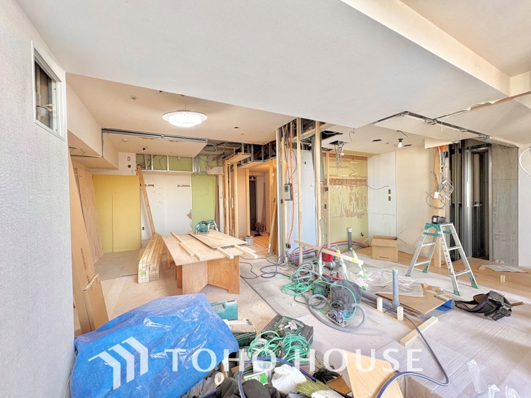 内装 《改装中》ここにはみんなが集い、食事と楽しい会話が始まる。話に夢中になりすぎて、ついつい時を忘れ夜半過ぎになってしまう。そんな束の間の幸せを感じさせてくれる場所でありたい。