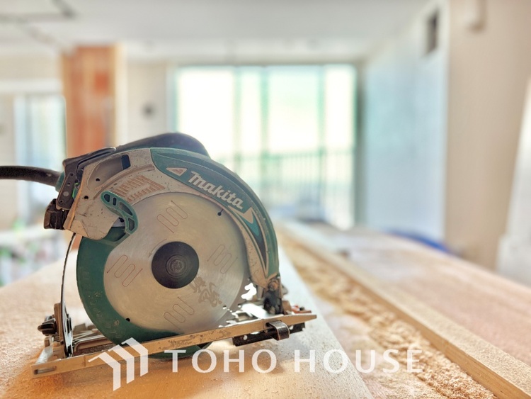 キッチン 《改装中》【Kitchen】調理しながらもご家族のお顔が見れるカウンターキッチン。ついつい料理中お子様の様子が気になるもの。安心してお料理に取り組んでいただけます。会話だって自然とはずむはず。