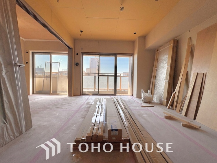 内装 《改装中》ここにはみんなが集い、食事と楽しい会話が始まる。話に夢中になりすぎて、ついつい時を忘れ夜半過ぎになってしまう。