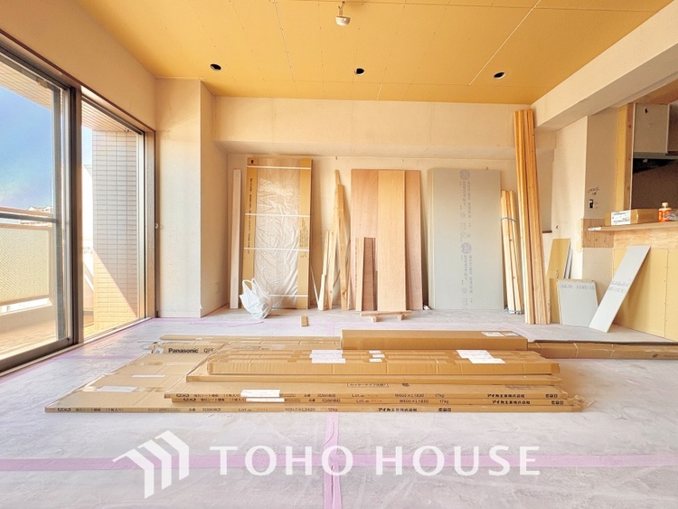 内装 《改装中》ここにはみんなが集い、食事と楽しい会話が始まる。話に夢中になりすぎて、ついつい時を忘れ夜半過ぎになってしまう。そんな束の間の幸せを感じさせてくれる場所でありたい。