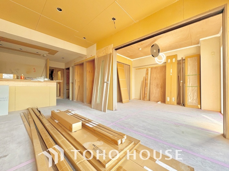 内装 《改装中》ここにはみんなが集い、食事と楽しい会話が始まる。話に夢中になりすぎて、ついつい時を忘れ夜半過ぎになってしまう。そんな束の間の幸せを感じさせてくれる場所でありたい。