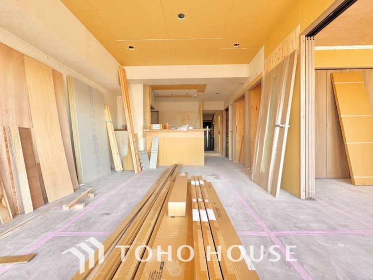 内装 《改装中》ここにはみんなが集い、食事と楽しい会話が始まる。話に夢中になりすぎて、ついつい時を忘れ夜半過ぎになってしまう。そんな束の間の幸せを感じさせてくれる場所でありたい。